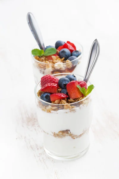 Frisk dessert med naturell yoghurt, müsli och bär — Stockfoto