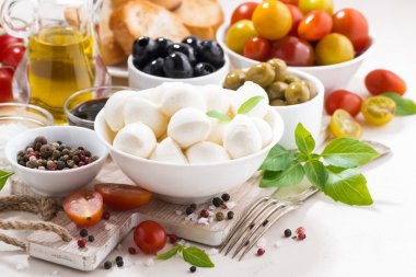 mozzarella salatası için malzemeler