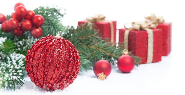 Composition de Noël avec boule rouge et cadeaux — Photo