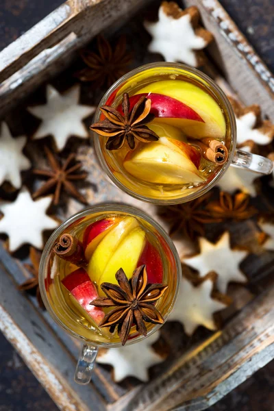 Vaso de té de manzana caliente con especias y galletas de jengibre —  Fotos de Stock