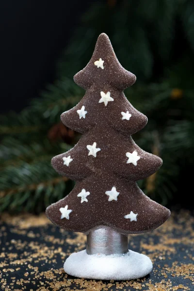 Gingerbread kerstboom op een donkere achtergrond, close-up — Stockfoto