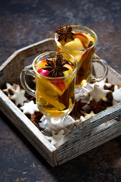 Copo de chá de maçã quente com especiarias e biscoitos de gengibre — Fotografia de Stock