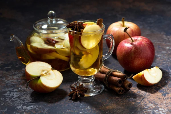 Glas heta äpple te med kryddor på mörka bord, närbild — Stockfoto