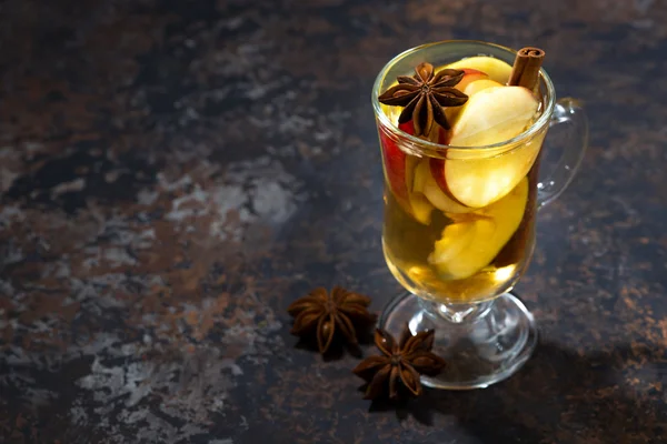 Vaso de té de manzana caliente con especias, vista superior —  Fotos de Stock
