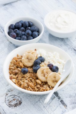 Sağlıklı kahvaltı süzme peynir, granola ve çilek ile