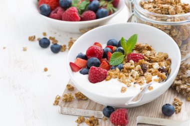 sağlıklı kahvaltı doğal yoğurt, müsli ve taze çilek ile