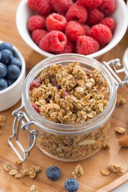 Cam Kavanoz ev yapımı granola ve taze çilek, üstten görünüm