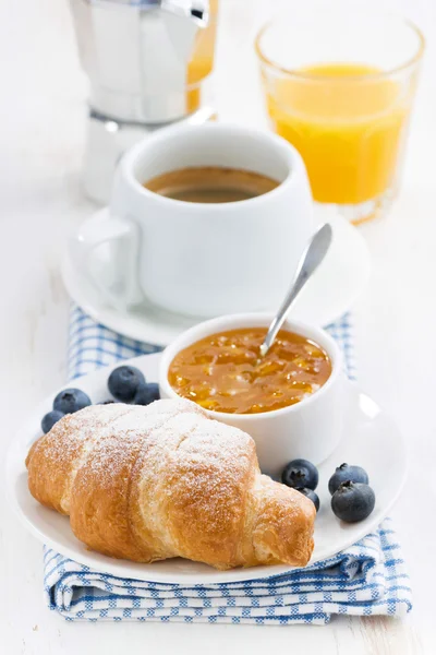 Färsk croissant med orange marmelad, blåbär och kaffe — Stockfoto