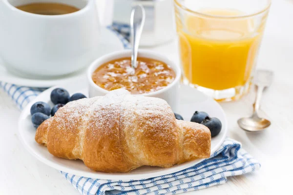 Fresh croissant with orange jam, blueberries and coffee — Stock Photo, Image