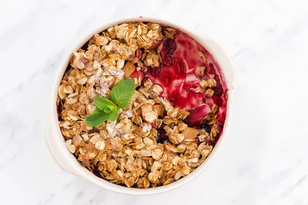 Fruit and berry crumble with oat flakes in the form, top view — Stock Photo, Image