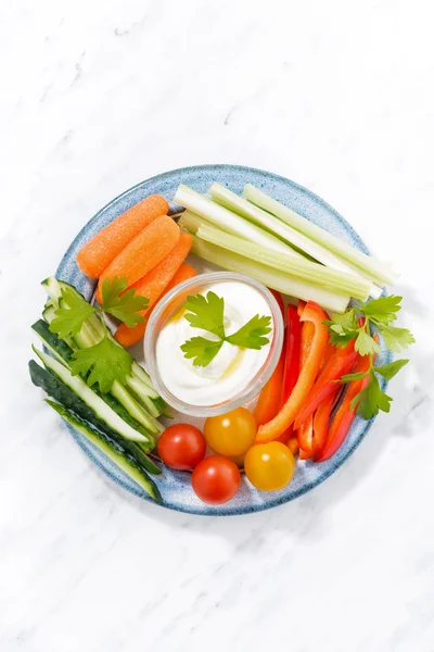 Healthy snacks, mixed fresh vegetables and yogurt on a plate — Stock Photo, Image