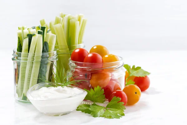 Collations santé, légumes frais mélangés et yaourt — Photo
