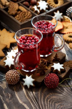 Noel sıcak kızılcık çay içmek ve tanımlama karanlık arka plan üzerinde