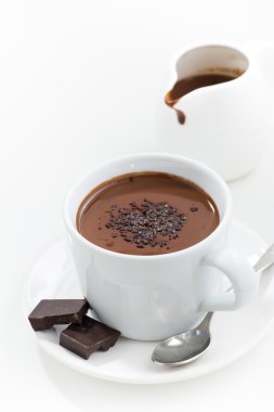 Beyaz bir arka plan üzerinde sıcak çikolata