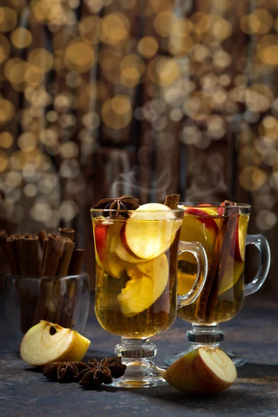 Bebida de Navidad té de manzana caliente o sidra y bokeh —  Fotos de Stock