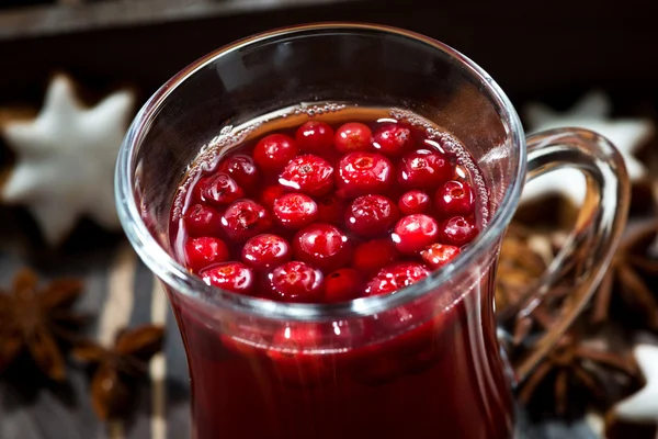 Té caliente de arándanos de Navidad o vino caliente con especias y galletas, primer plano —  Fotos de Stock