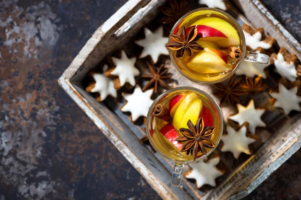 Glass of hot apple tea with spices and gingerbread cookies — Stock Photo, Image