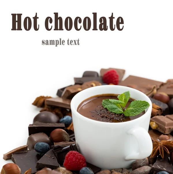 Gorąca czekolada z miętą i składniki, na białym tle — Zdjęcie stockowe