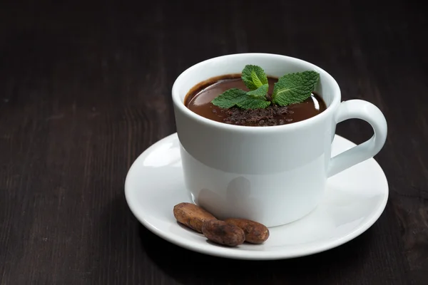 Cioccolata calda con menta in una tazza su uno sfondo di legno scuro — Foto Stock