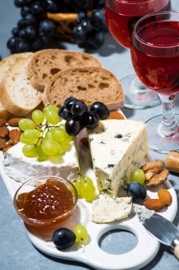 Peynir tabağı, taze üzüm ve kırmızı şarap.