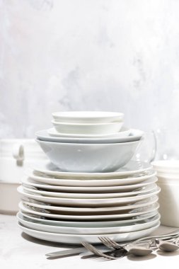 Beyaz arkaplanda boş sofra takımı ve çatal bıçak takımı, dikey yakın plan