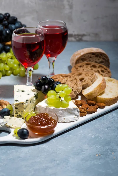 チーズプレート 新鮮なシアバッタ ブドウ 赤ワイン2杯垂直 — ストック写真