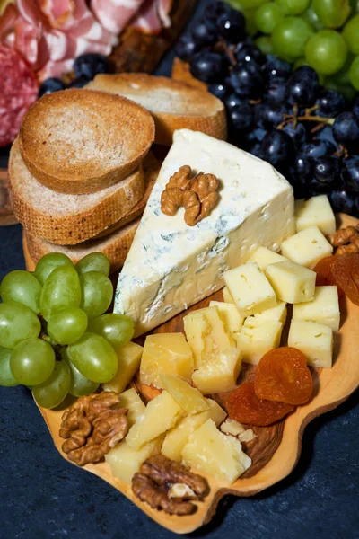 Tahtadaki Peynir Tabağı Ekmek Meyve Soğuk Yakın Plan — Stok fotoğraf