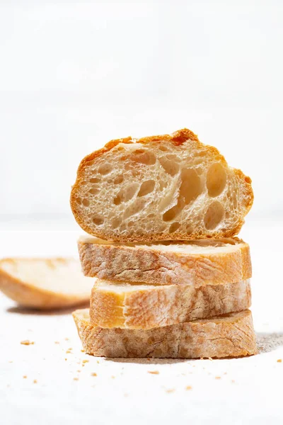 Baguette Tagliata Fette Fondo Bianco Verticale — Foto Stock