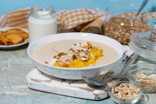 Tazón Batido Saludable Con Mango Coco Nueces Para Desayuno Horizontal —  Fotos de Stock