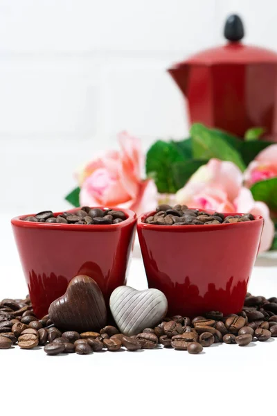 Красная Чашка Кофейными Зёрнами Шоколадными Конфетками Белом Фоне Крупный План — стоковое фото
