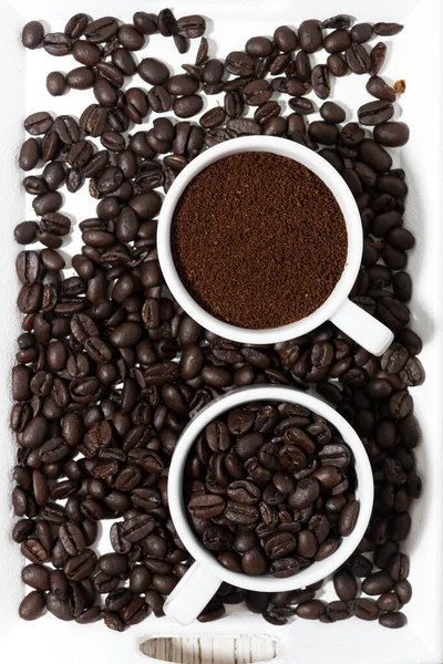 Kopjes Met Gemalen Koffie Koffiebonen Bovenaanzicht Verticaal — Stockfoto