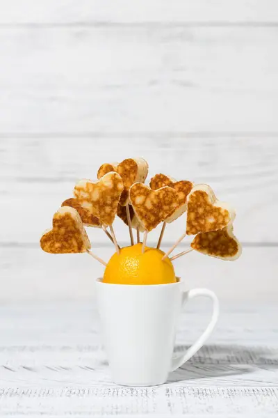 Konceptuella Mini Pannkakor Form Hjärtan Vertikal Närbild — Stockfoto