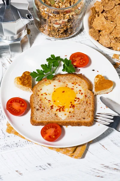 Kahvaltıda Kızarmış Yumurta Kalp Şeklinde Tost Dikey Üst Manzara — Stok fotoğraf