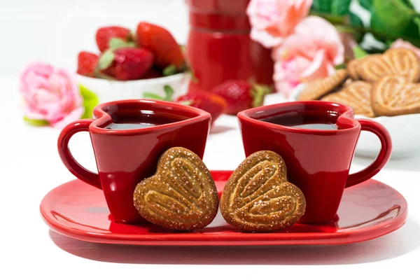 Beyaz Masada Iki Kırmızı Kahve Fincanı Kalp Şeklinde Kurabiyeler Yatay — Stok fotoğraf