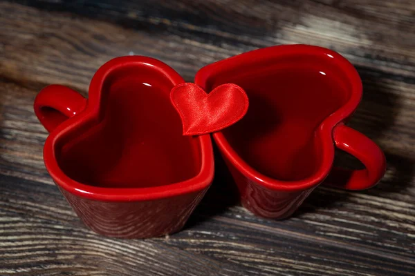 Dos Tazas Rojo Forma Corazones Sobre Fondo Madera Vista Superior — Foto de Stock