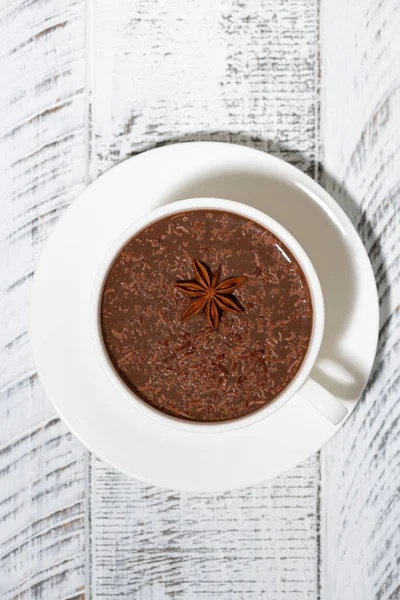 Tazza Cioccolato Speziato Caldo Sfondo Bianco Vista Verticale Dall Alto — Foto Stock