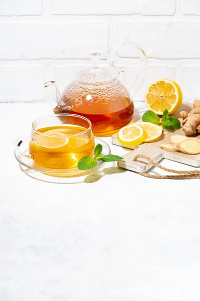 Zdravý Čaj Pro Imunitu Zázvorem Citrónem Mátou Bílém Pozadí Vertikální — Stock fotografie