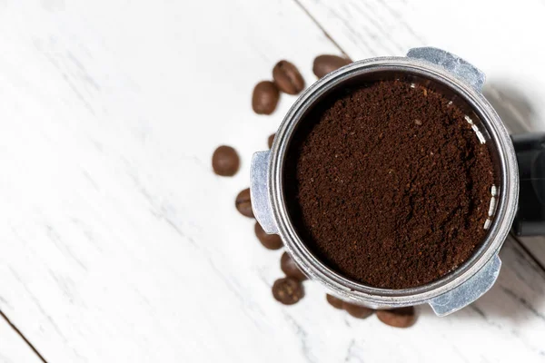 Titular Con Café Molido Para Máquina Café Sobre Fondo Blanco — Foto de Stock