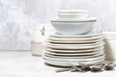 Beyaz arkaplanda boş sofra takımı ve çatal bıçak takımı, yakın plan