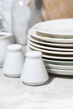 boş sofra takımı, çatal bıçak takımı ve mutfak aletleri beyaz arkaplanda, yakın plan