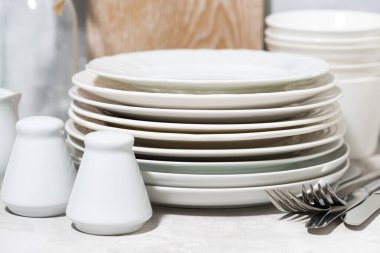 boş sofra takımı, çatal bıçak takımı ve mutfak gereçleri beyaz arkaplanda, yatay yakın plan