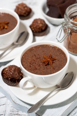 Sıcak çikolata ve tatlı, dikey üst görünüm