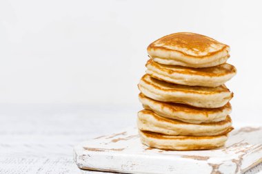 Beyaz arka planda bir yığın leziz krep, yakın plan.