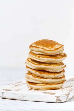 Beyaz arka planda bir yığın leziz krep, dikey yakın plan