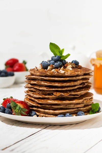 Stack Hemmagjorda Pannkakor Med Färska Bär Till Frukost Vertikal Närbild — Stockfoto