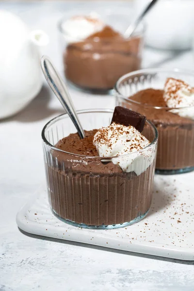 Mousse Chocolate Dulce Con Crema Batida Primer Plano Vertical —  Fotos de Stock