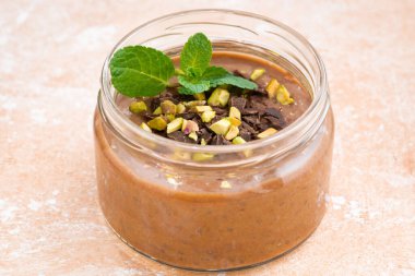 Çam fıstıklı çikolata kavanozu, yakın plan, yatay