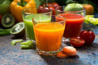 Mavi arka planda taze sebze suyu çeşitleri, yakın plan, yatay