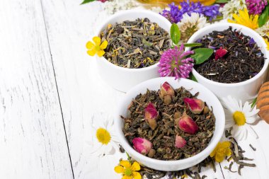 Beyaz arka planda çeşitli bitki çayları, üst görünüm yatay