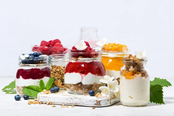 Desserter Med Müsli Bär Och Frukt Burkar Horisontella — Stockfoto